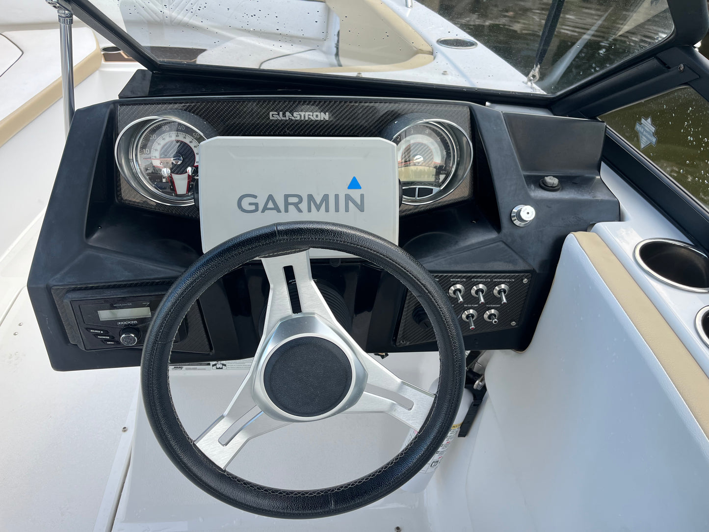 2022 Glastron GTD 220 Deck Boat